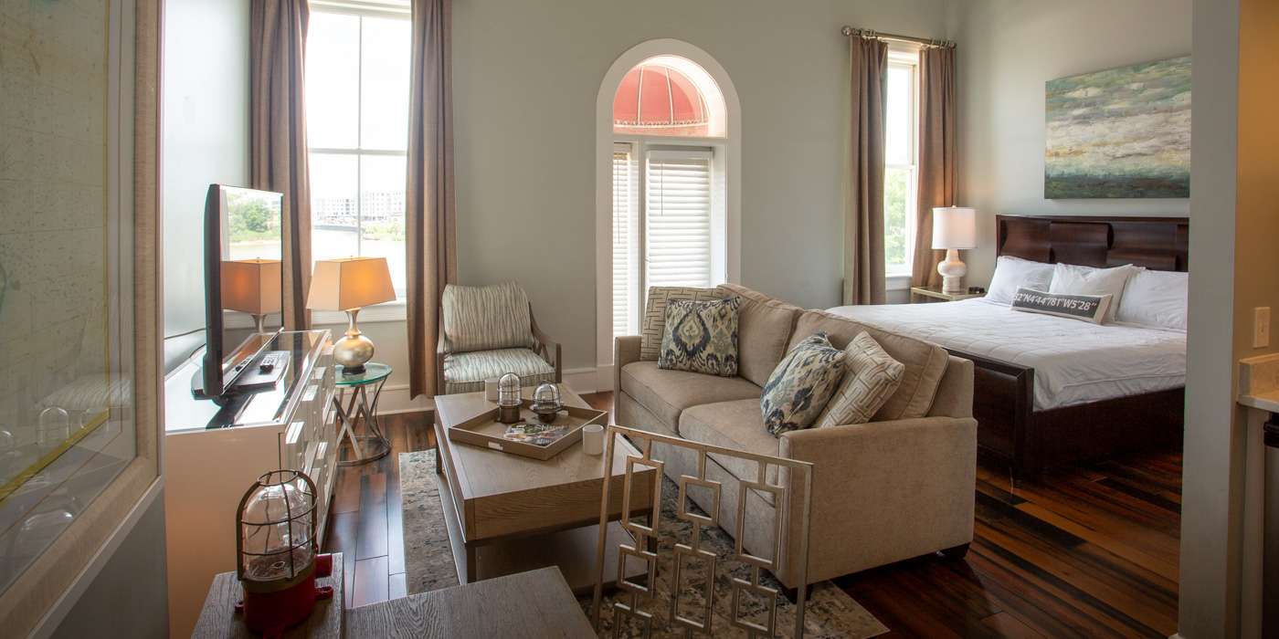 Hotel with King-Size Bed in Historic Savannah Georgia