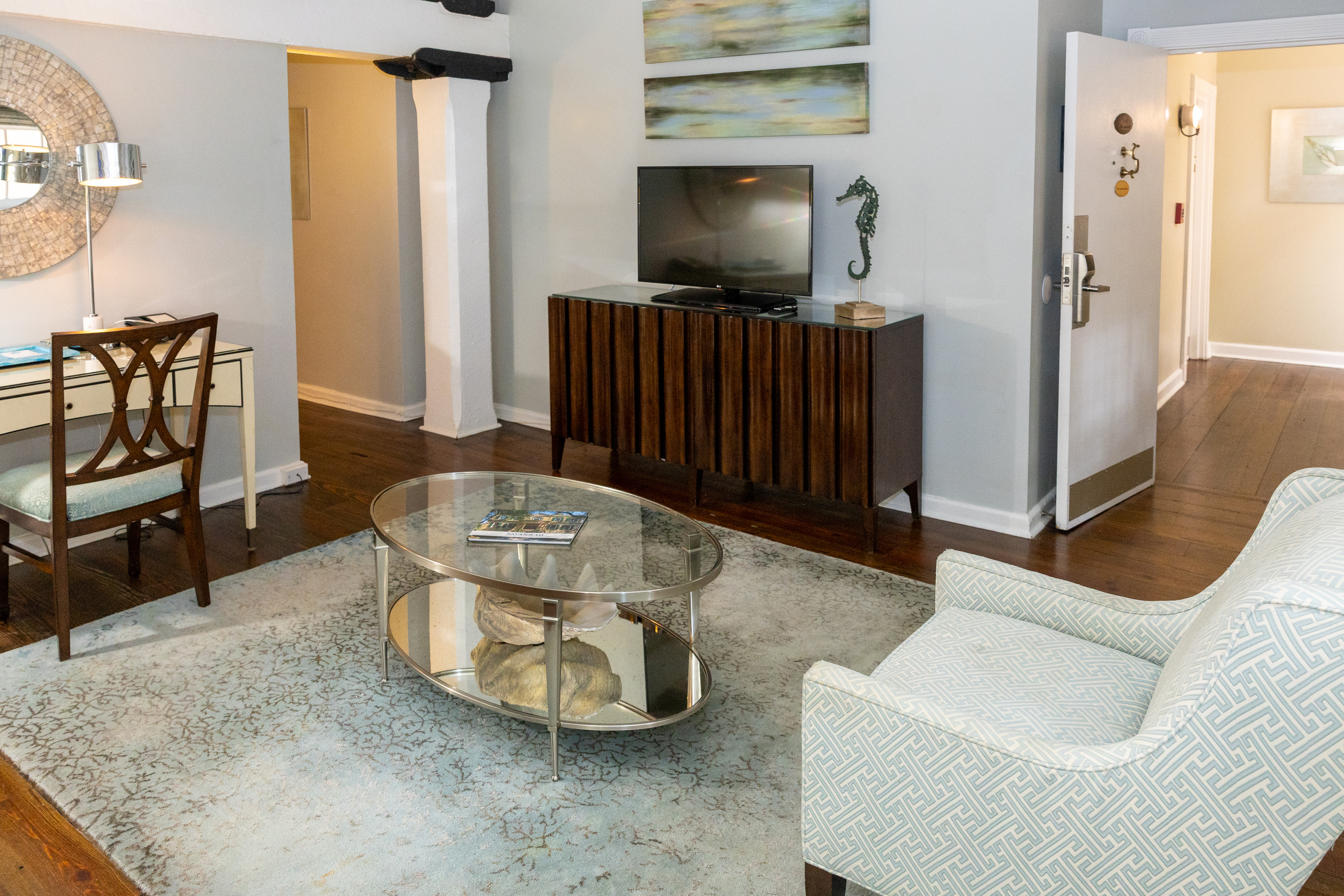 Queen suite seating area